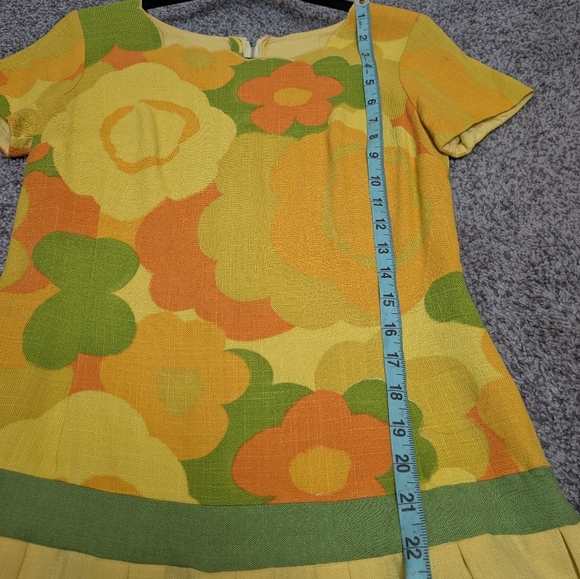 1950s floral cotton pique dress | vintage Jeanette Alexander wiggle dress - Picture 9 of 12